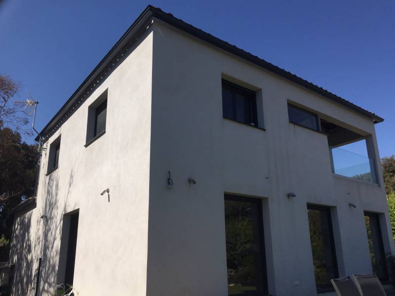 gouttières aluminium laqué teinte ardoise 7016 pour cette maison moderne à Brignoles