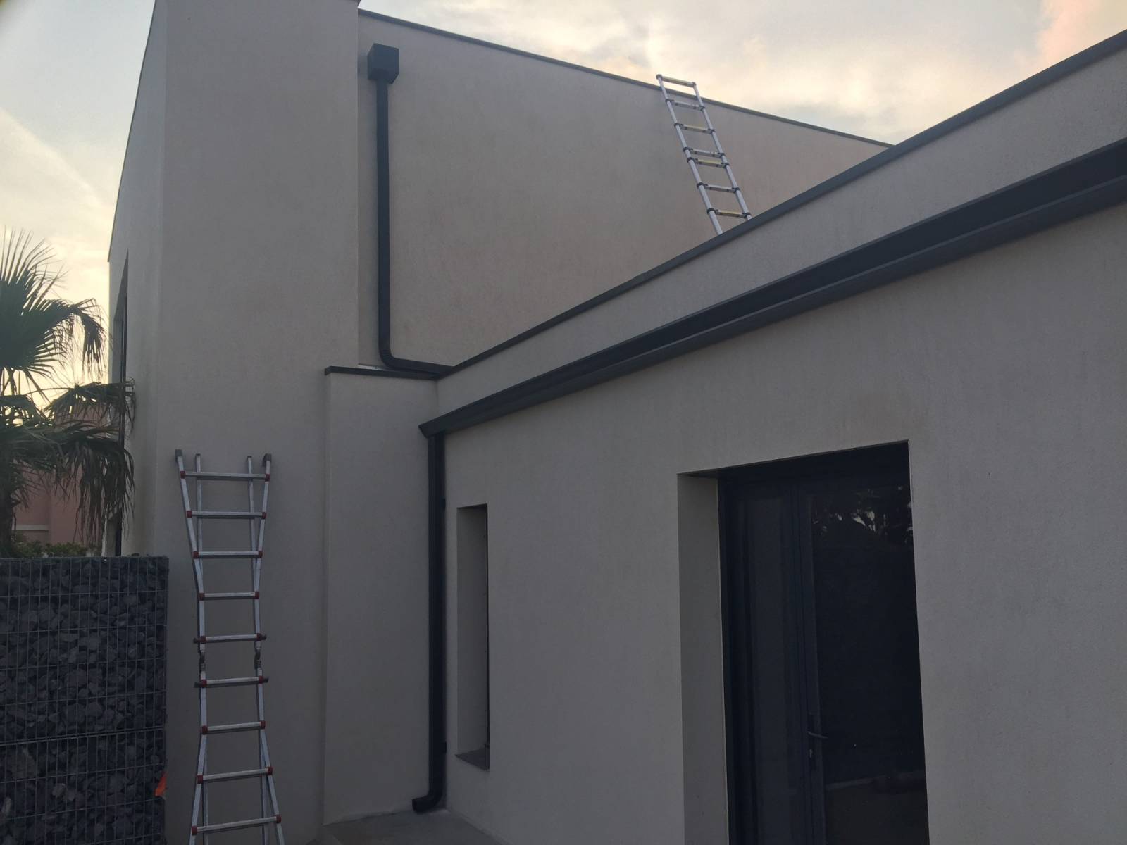 Pose de couvertine et de boite à eau couleur anthracite dans une maison à Toulon dans le Var