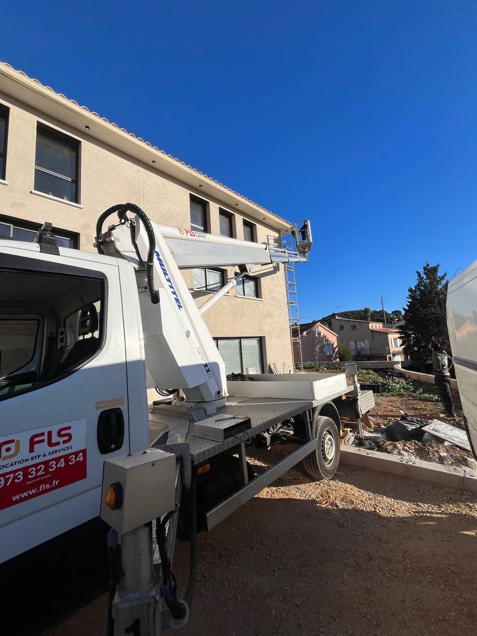 Travaux en hauteur pour la pose d’une gouttière aluminium à Toulon : sécurité, précision et rendu sur mesure