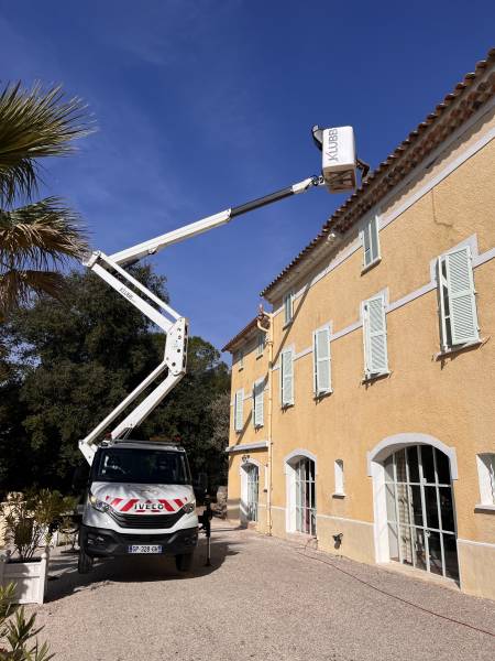 Camion nacelle pour installation de gouttière aluminium près de Toulon dans le Var