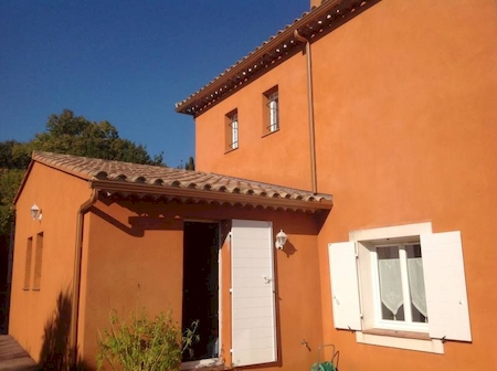 Maison équipée de gouttières en aluminium à Ollioules