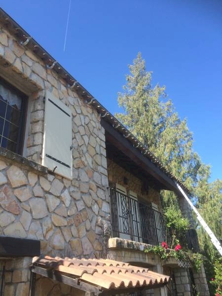 Pourquoi choisir la gouttière en zinc pour sa maison dans le Var?