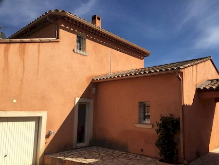 Installateur de gouttières sur maison à étages dans le var