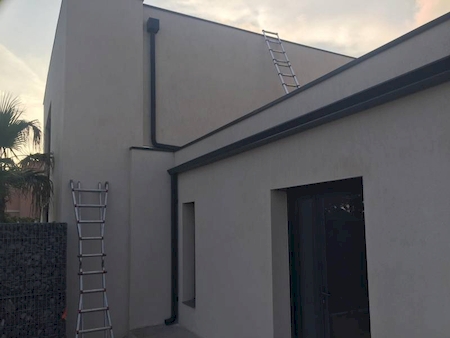 Pose de couvertine et de boite à eau couleur anthracite dans une maison à Toulon dans le Var
